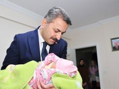 Başkan Eroğlu’ndan Yılın İlk Bebeğine Ziyaret